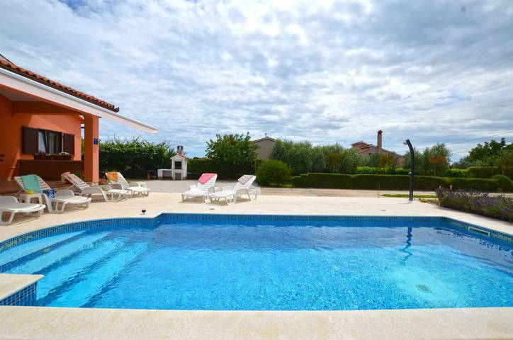 Villa pour 10 personnes, avec jardin ainsi que terrasse et piscine à Barban - 2