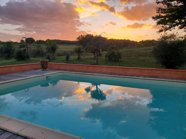 Location de vacances pour 2 personnes, avec Terrasse et Jardin ainsi que Piscine et Vue à Montesquiou