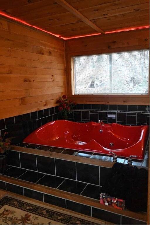 Log cabin for 2 people, with balcony and hot tub in Wisconsin