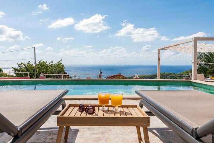 Villa for 4 people, with balcony and pool as well as view in Alonissos