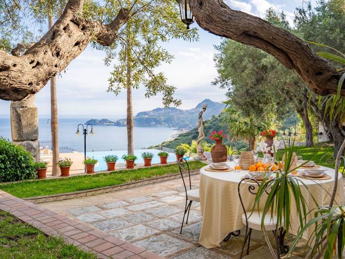 Location de vacances pour 12 personnes, avec terrasse ainsi que piscine et jardin à Letojanni - 4