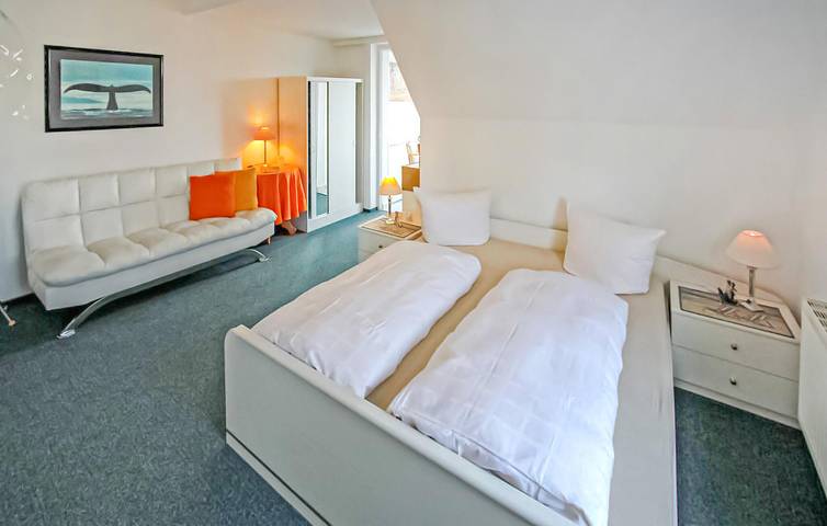 Ganze Ferienwohnung, Sonniges Apartment mit Parkplatz, Küche, TV & Internet, 2,5km zum FKK-Strand in Drei Kaiserbäder, Heringsdorf