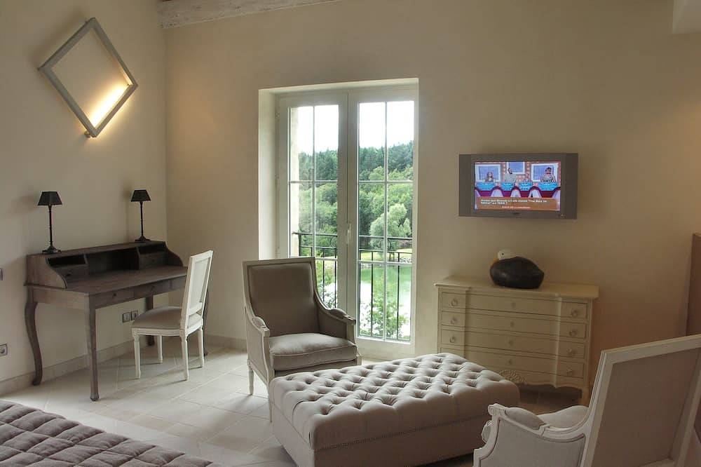 Studio de charme situé au cœur d'un domaine arboré de 70 hectares in Boffres, Région de Tournon-sur-Rhône