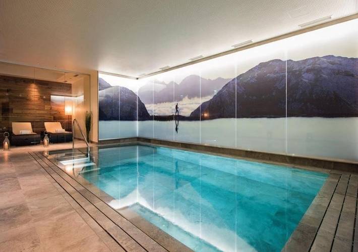 Ferienwohnung für 11 Personen, mit Balkon und Whirlpool sowie Terrasse und Garten in Glarus
