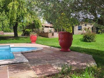 Cottage pour 2 personnes, avec piscine et jacuzzi ainsi que jardin et terrasse à Pranles
