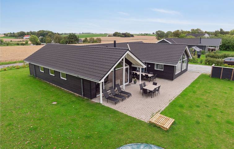 Ferienhaus für 14 Personen, mit Terrasse und Whirlpool sowie Garten und Pool auf Møn