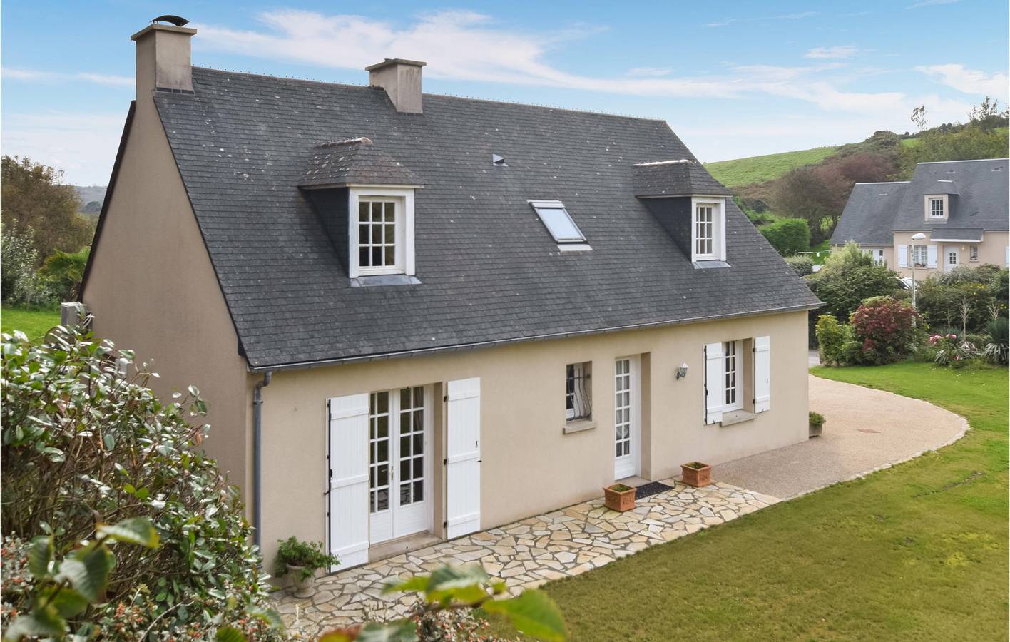 Cozy 2BR Apartment with Garden, WiFi & Parking, 1.5km to Beach in La Hague, Côte de la Déroute