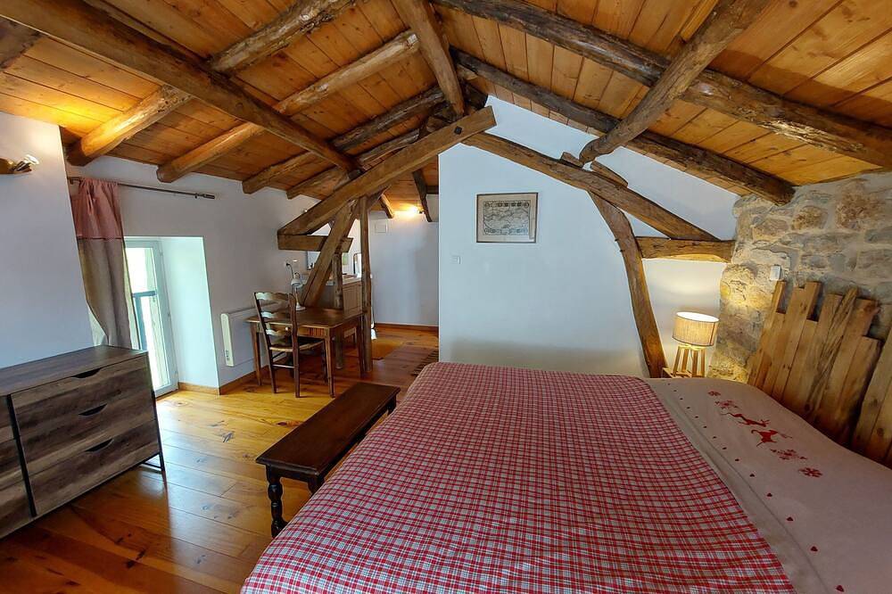 Cliff View and Private Pool with breathtaking views at Saint Antonin Noble Val in Saint-Antonin-Noble-Val, Tarn-et-Garonne