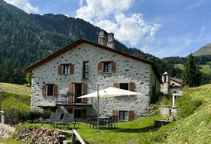 Ferienhaus für 8 Personen, mit Balkon und Terrasse sowie Garten und Ausblick in Val Poschiavo