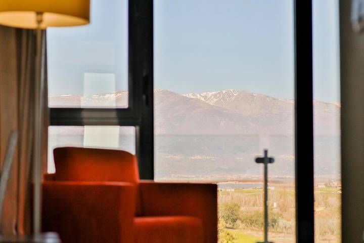 Hotel para 3 personas, con jardín además de piscina y vistas - 1