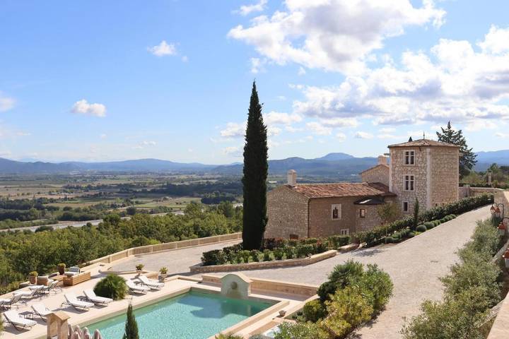 Hôtel pour 16 personnes, avec piscine ainsi que terrasse et jacuzzi à Le Puy-Sainte-Réparade - 3