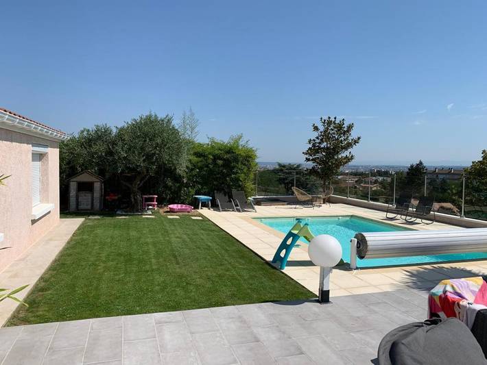 Location de vacances pour 9 personnes, avec Jacuzzi et Terrasse ainsi que Jardin et Piscine à Saint-Genis-Laval