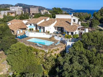 Location de vacances pour 8 personnes, avec piscine ainsi que jardin et terrasse dans Santa Giulia