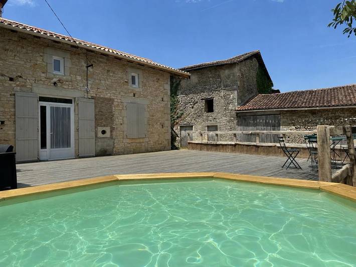 Location de vacances pour 6 personnes, avec jardin et piscine à Nanteuil-en-Vallée - 2