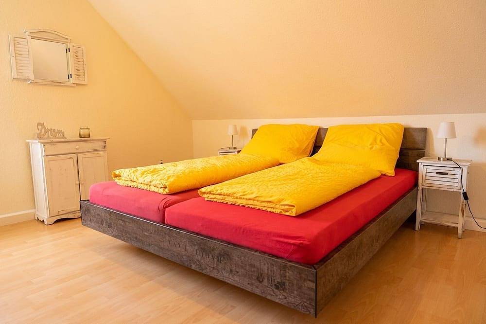 Ganze Wohnung, Große Fewo, 3 Schlafzimmer, ruhig, citynah, Süd-Balkon, kostenfreie Parkplätze in Niestetal, Hessisches Bergland