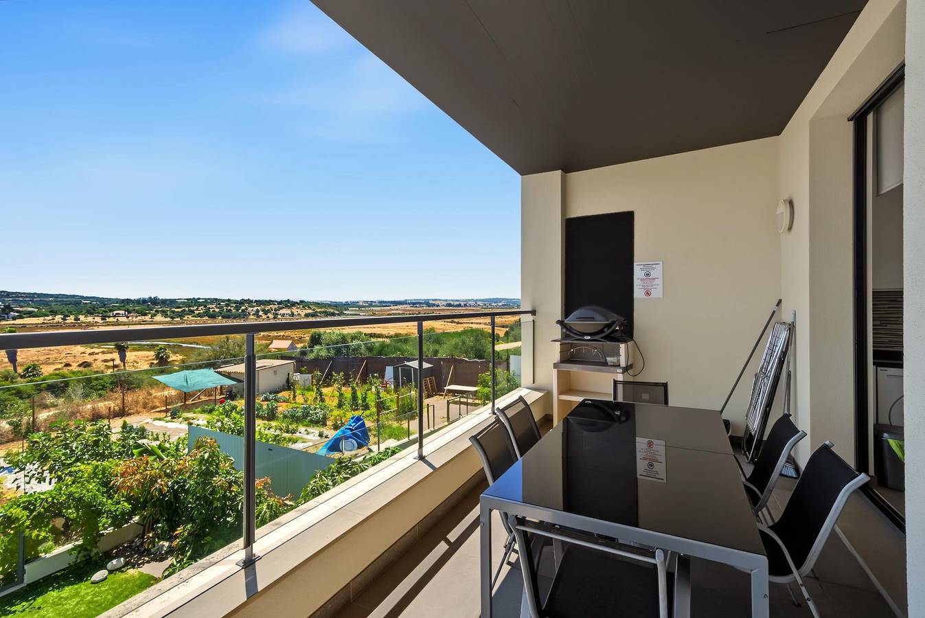 Villa Ria Alvor- Swimming pool & Jacuzzi in Mexilhoeira Grande, Distrito de Faro