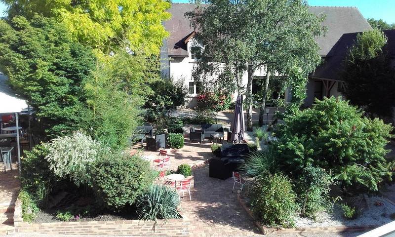 Hôtel pour 4 personnes, avec Terrasse ainsi que Jardin et Piscine