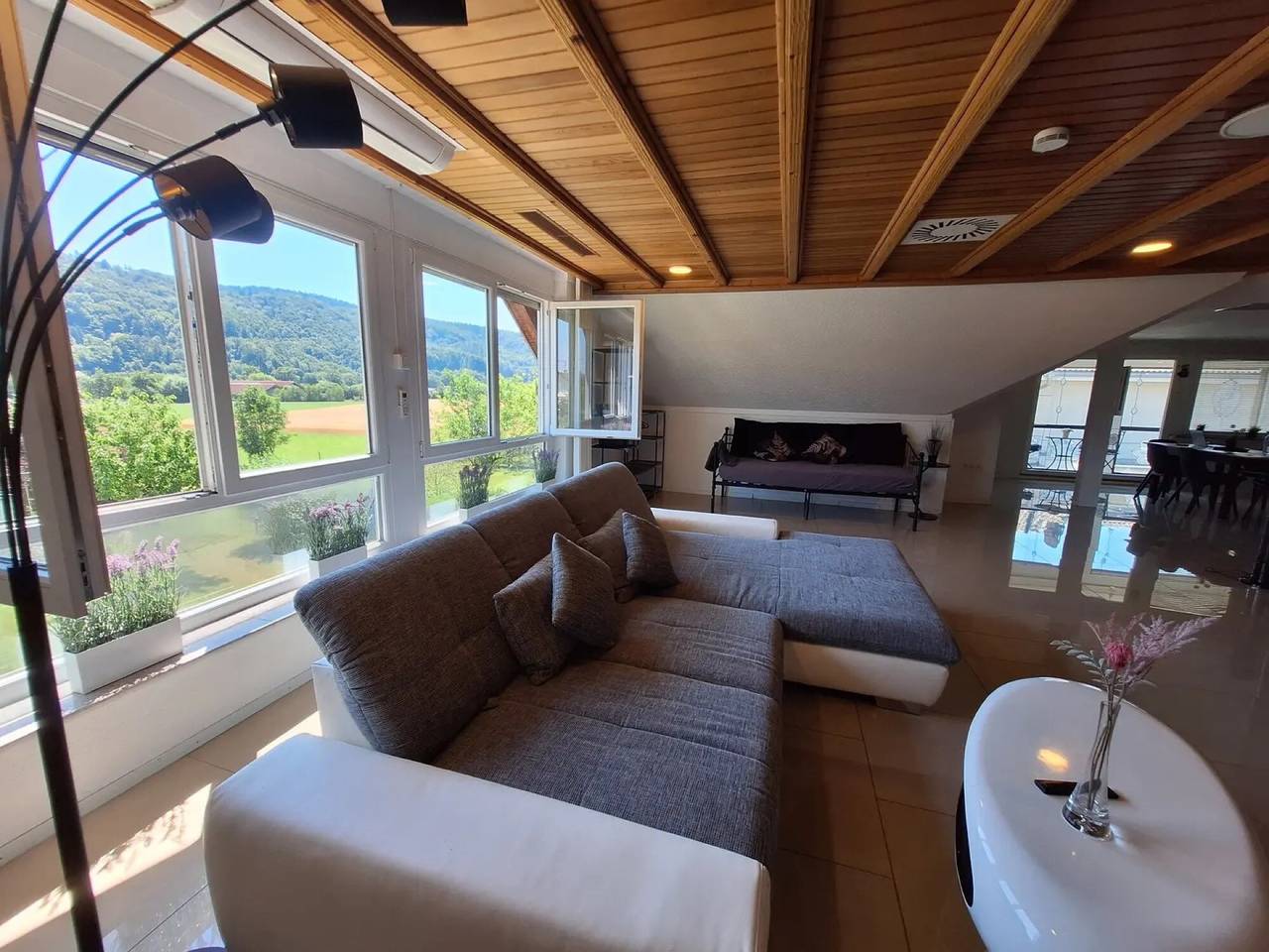 Apartamento entero, Apartamento 'Pure Vista' con vistas a la Selva Negra, terraza privada y Wi-Fi in Laufenburg (Baden), Alta Selva Negra