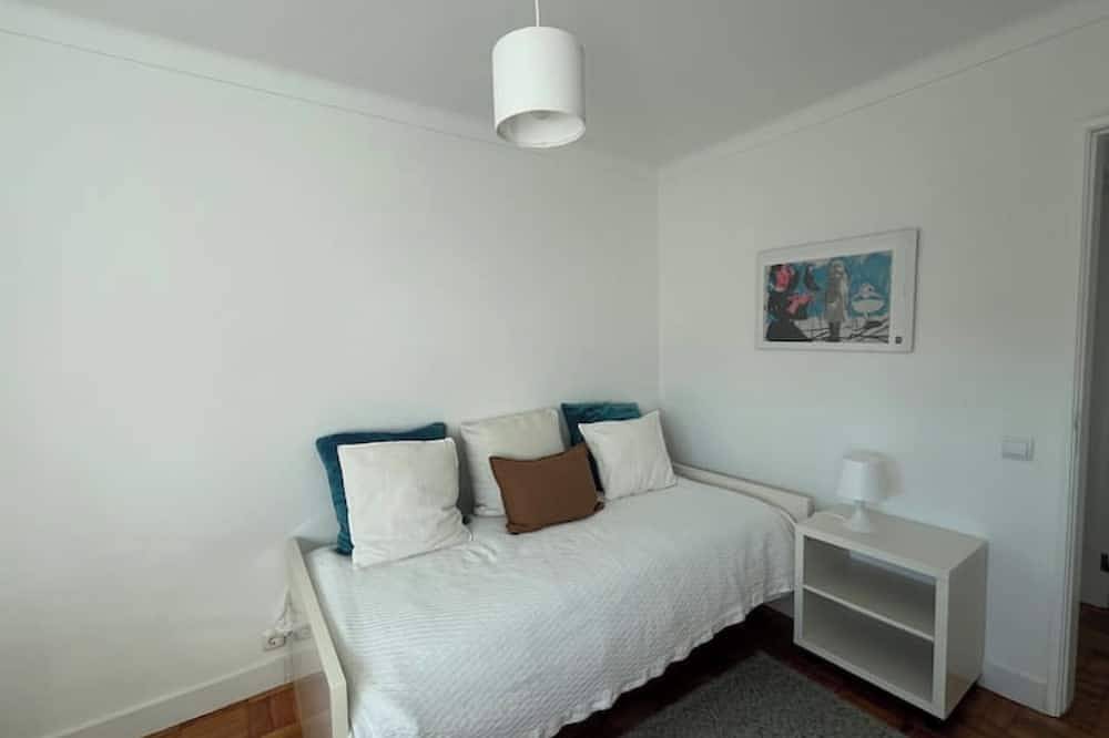 Anacris' Villa 2: cozy 2 Bedroom apt. with terrace in Estoril, Costa de Lisboa