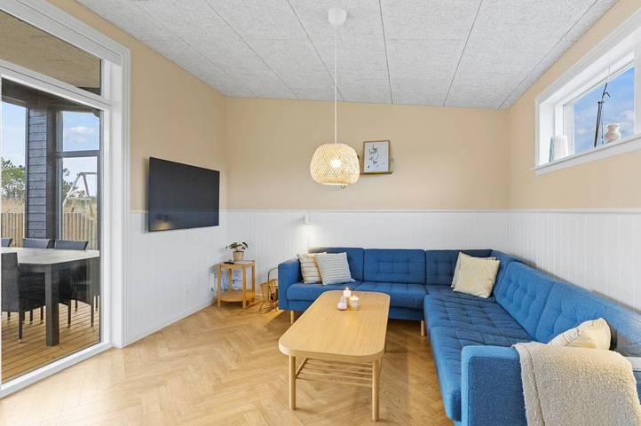 Modern holiday home with outdoor hot tub and sauna in Bjerregård, Holmsland Klit