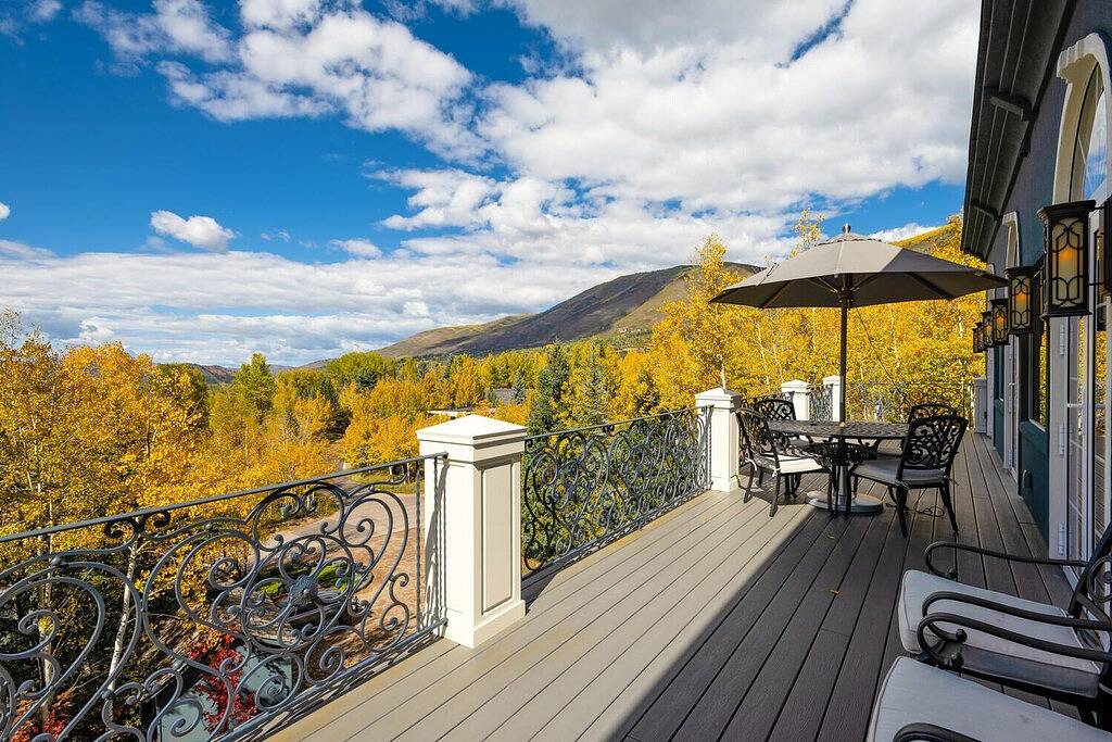 Exquisite pet friendly home, 5 blks from Gondola with stunning views!! in Aspen, Aspen Snowmass
