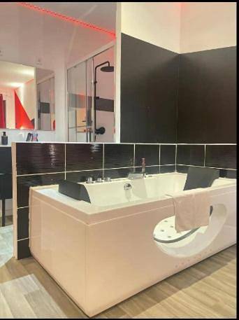 Appartement entier, Suite Romantica Balnéo - Olympe Suites & Spa Lille, Croix, Roubaix in Croix (homonymie), Région de Lille