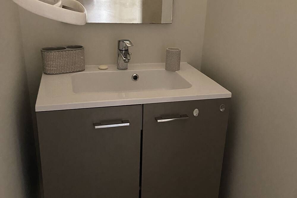 Appartement entier, Joli appartement cosy dans un chateau avec piscine près d’Uzes dans le Gard in Lussan, Région de Nîmes