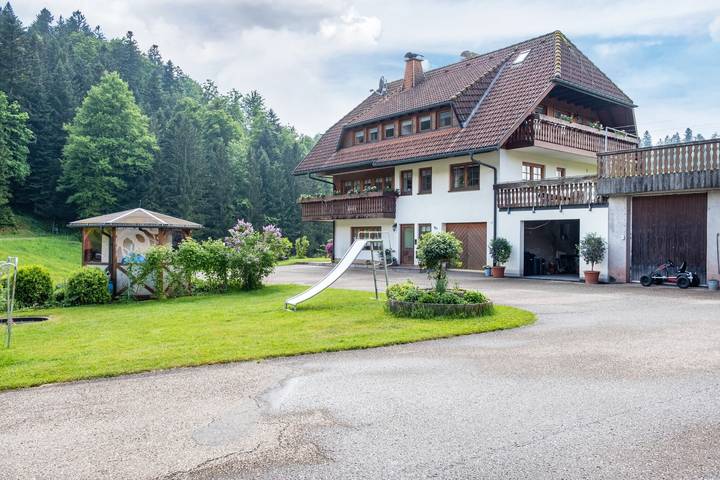Hel lägenhet, Apartment 'Rose' with Mountain View, Private Terrace and Wi-Fi in Sankt Märgen, Südschwarzwald