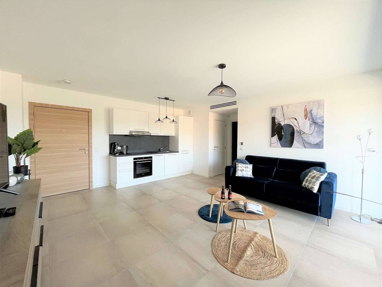 Ganze Wohnung, 2-Zimmer-Wohnung mit Terrasse, 650m zum Strand, Parkplatz – Komfort & Nähe zu Geschäften in Albitreccia, Ajaccio und Umgebung