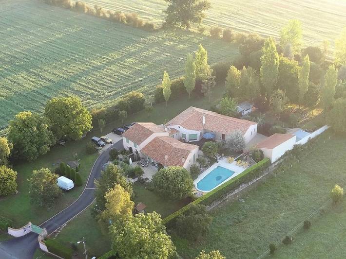 Chambre d’hôte pour 2 personnes, avec Terrasse ainsi que Jardin et Piscine à Coulon