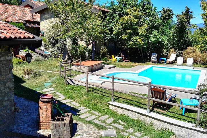 Ferienwohnung für 6 Personen, mit Whirlpool und Balkon sowie Garten