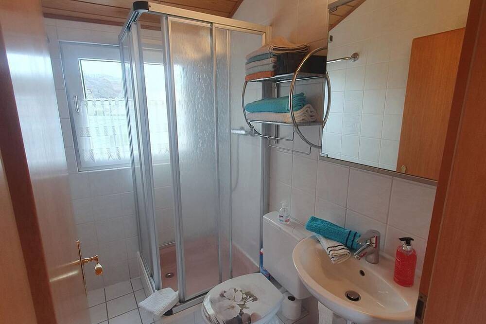 Ganze Wohnung, Ferienwohnung altes Fachwerkhaus \"Mutter Mosel\" - Ferienwohnung mit Balkon in Burg Eltz, Löf