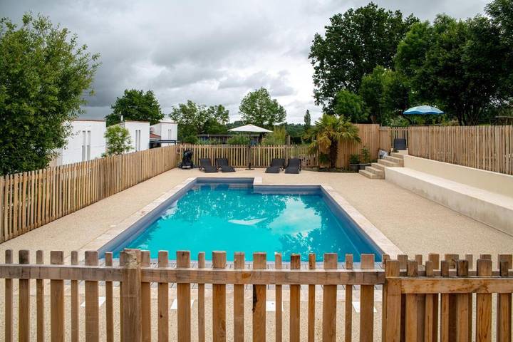 Parc de vacances pour 5 personnes, avec piscine ainsi que vue et jardin, animaux acceptés à Verruyes