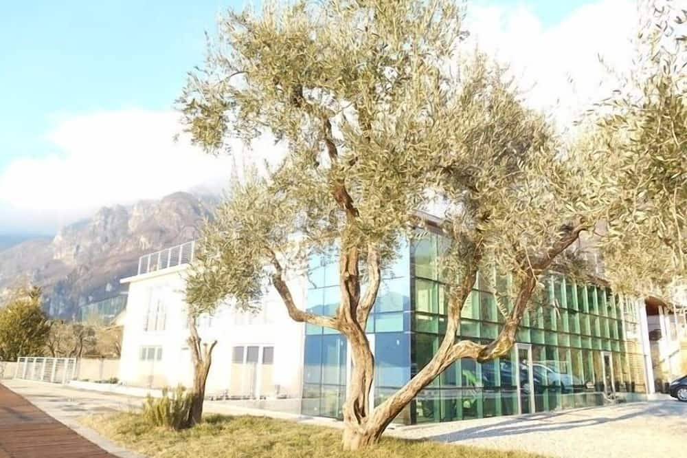 Ganze Wohnung, Marone: Neues Studio mit privatem Garten mit Grill in Marone, Gemeinde Marone