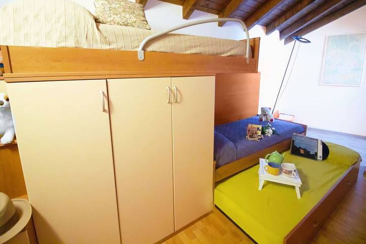 Appartamento intero, Sunflower - Lake Maggiore Duplex w/ Terrace and Shared Pool, Lesa, Italy in Lesa, Lago Maggiore (Piemonte)
