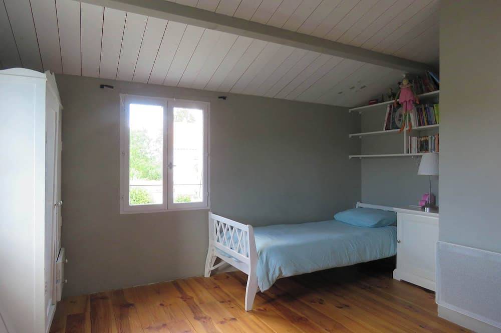 Villa with heated pool and wooded garden in Dompierre-sur-Mer, La Rochelle region