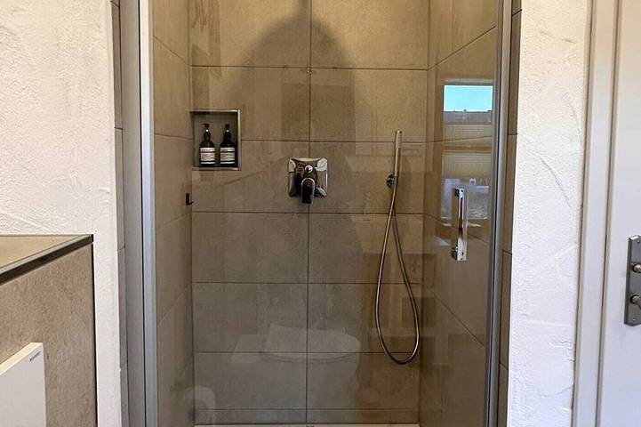 Ganze Wohnung, Ferienwohnung Rosa 35qm mit Balkon in Schechen, Landkreis Rosenheim