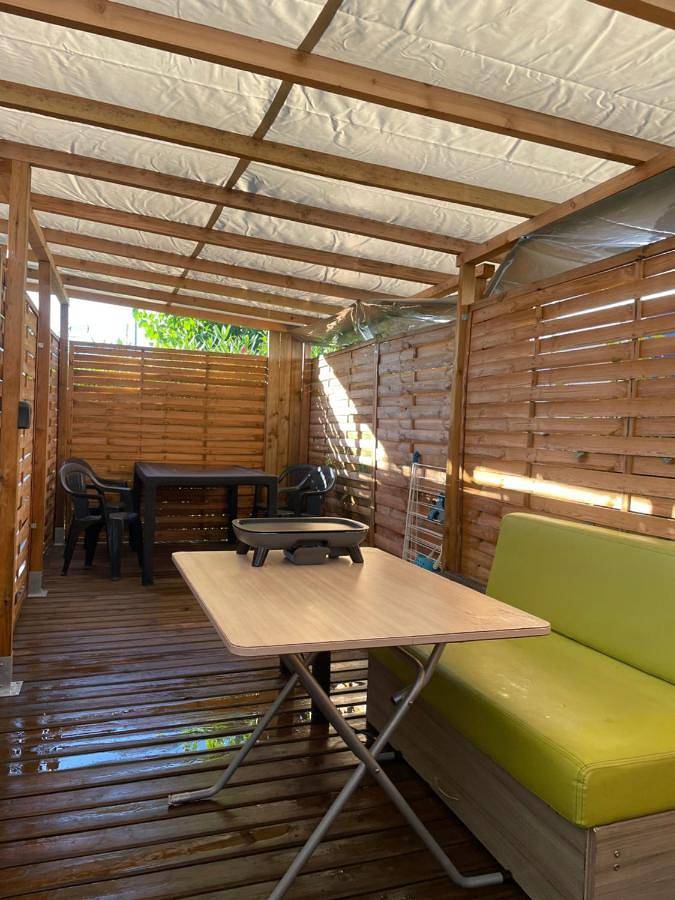 Camping pour 5 personnes, avec jardin et vue ainsi que bassin pour enfant et piscine, animaux acceptés à Fréjus - 4