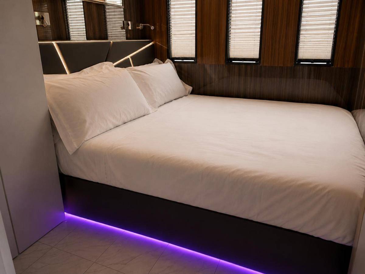 Neon Bigigio House Boat in Comune di Sesto Calende, Lago Maggiore (Lombardia)