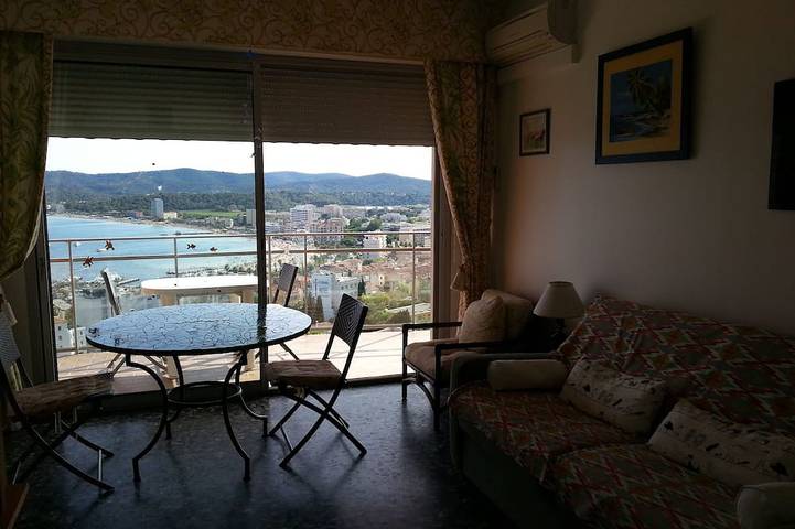 Entire apartment, 2 pieces: exceptional view of the sea and the islands of gold in Le Lavandou, Parc national Port-Cros