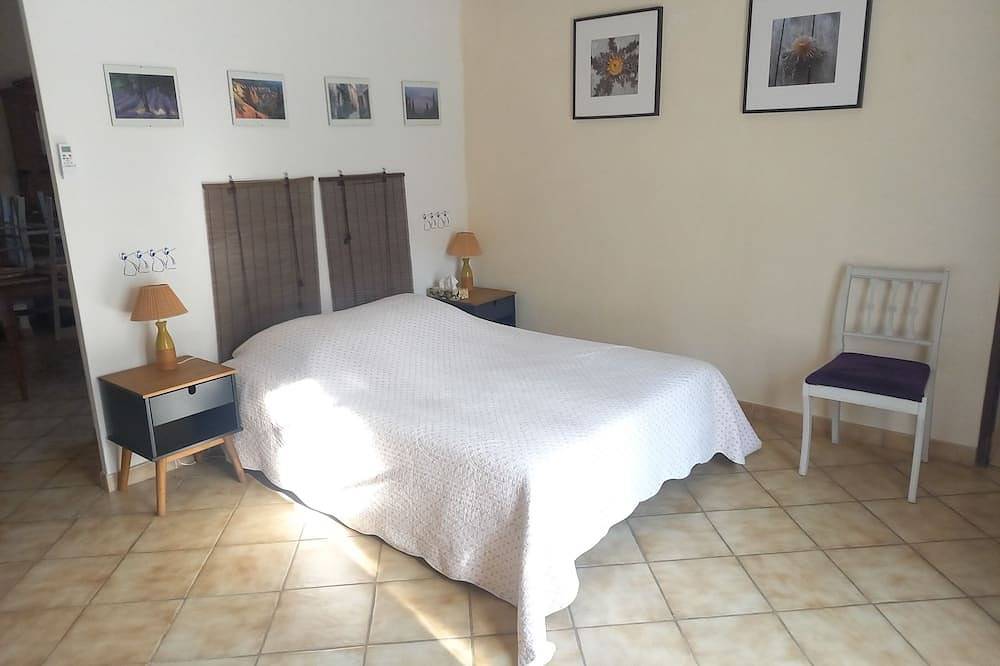 Gite 3 Personnes Dans Authentique Ferme Provencale in Suzette, Vaucluse