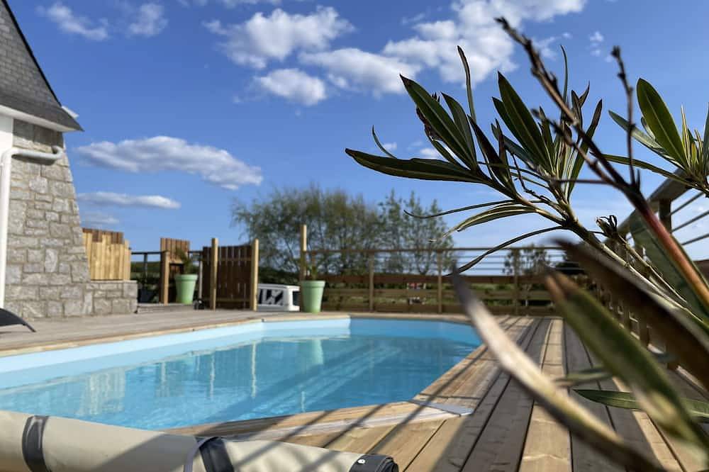 Quai 20 : House with swimming pool sleeps 10 by the sea in Ploemeur, Côte des Mégalithes