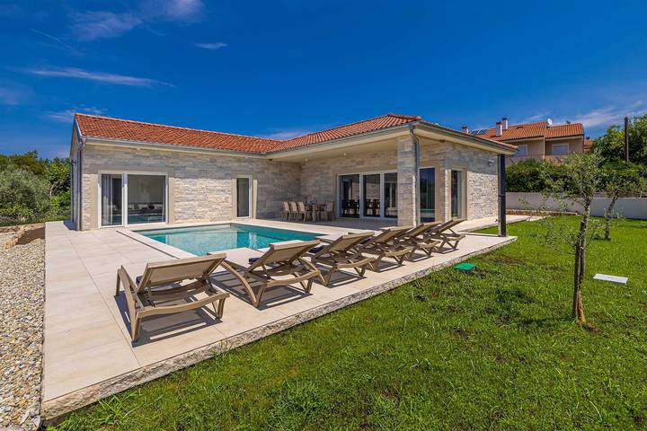 Ferienhaus für 8 Personen, mit Terrasse und Garten sowie Pool in Pinezici - 2