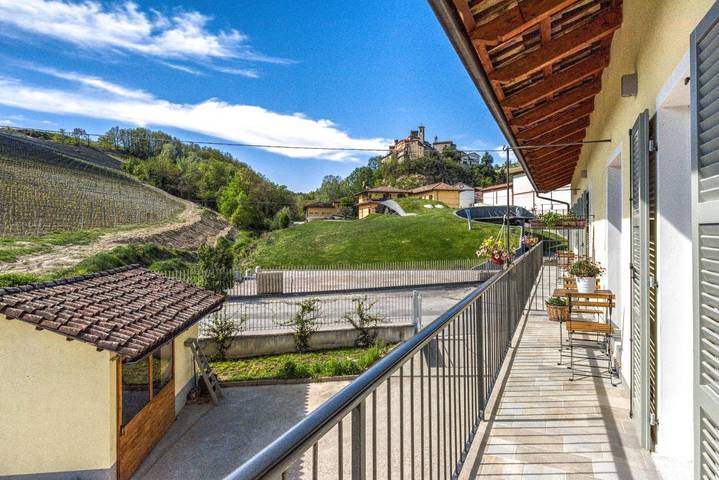 Appartamento per 3 persone, con giardino e panorama in Barolo