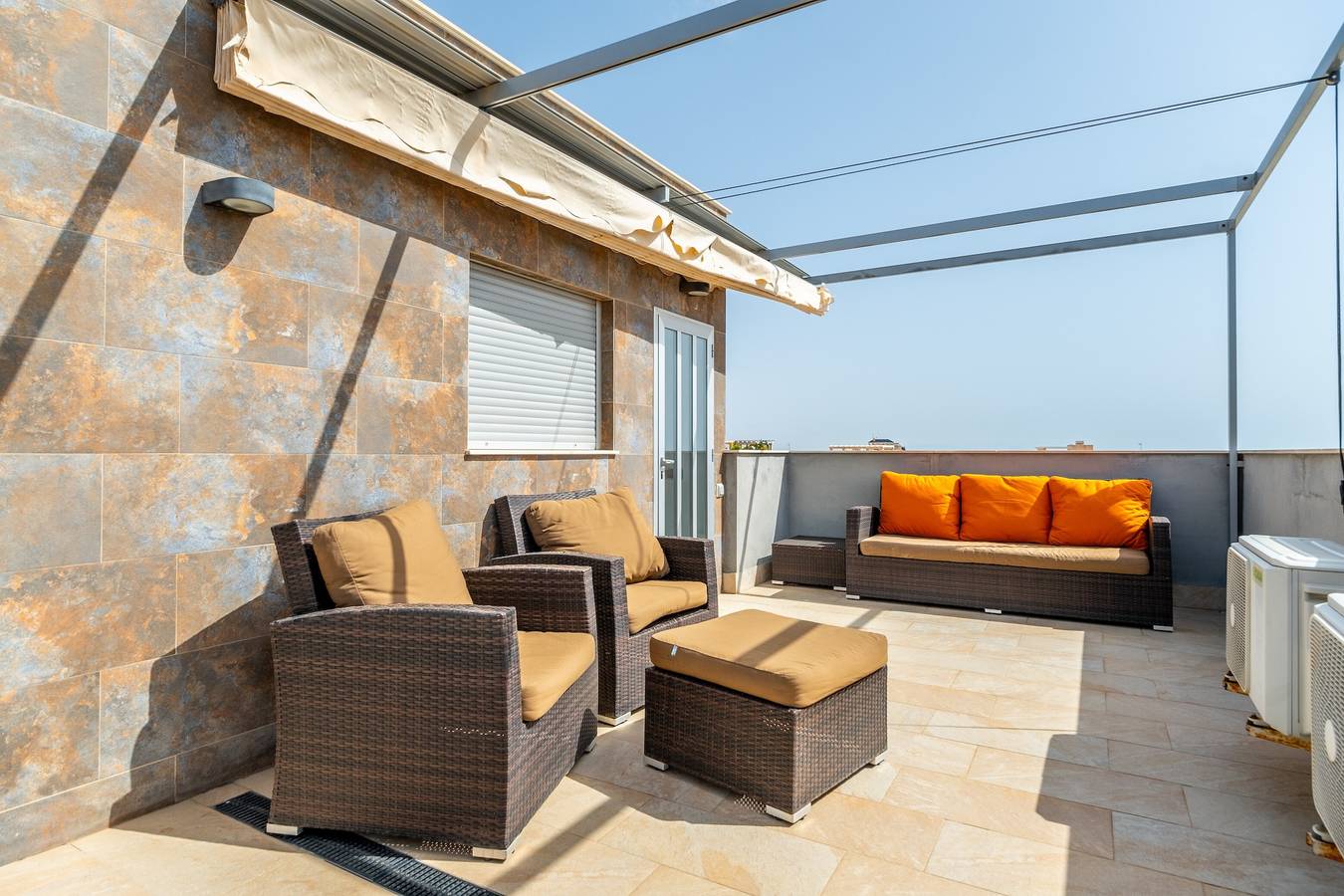 Villa Bahati proche la plage avec vue mer, piscine partagée, jardin, climatisation et Wi-Fi. in Punta Prima (Alicante), Orihuela
