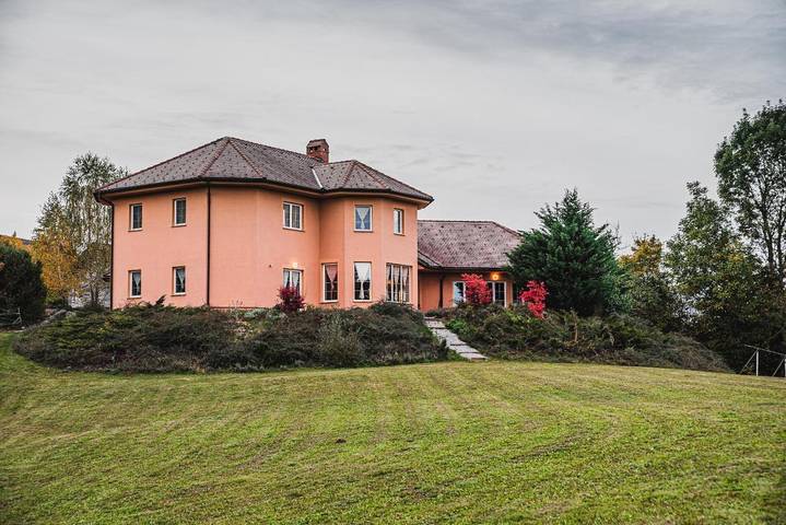 Ferienhaus für 5 Personen, mit Balkon und Whirlpool sowie Terrasse und Garten