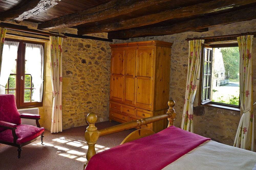 Beautiful Perigordian House, with private pool and garden in a tranquil setting. in Bouillac, Périgord Pourpre