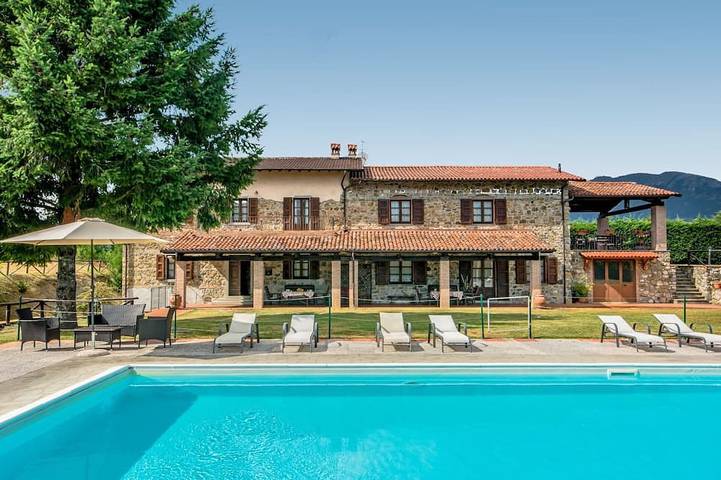 Agriturismo per 8 persone, con giardino in Camporgiano