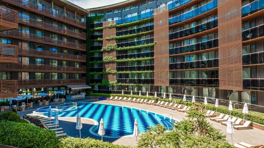 Hotel für 6 Personen, mit Balkon und Whirlpool sowie Terrasse und Pool