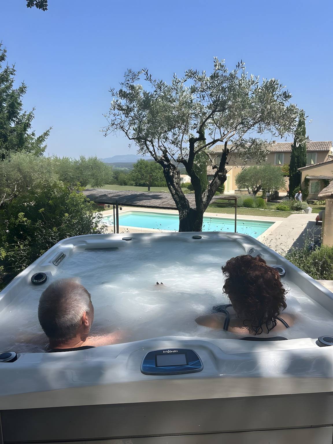 Chambre d’hôtes « Cascade » avec piscine partagée, Wi-Fi et climatisation in Saint-Didier, Parc naturel régional du Mont-Ventoux